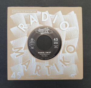 The Latins / Alba & Orchestre Arias - Oriental Shake!［7"］：圖片 2